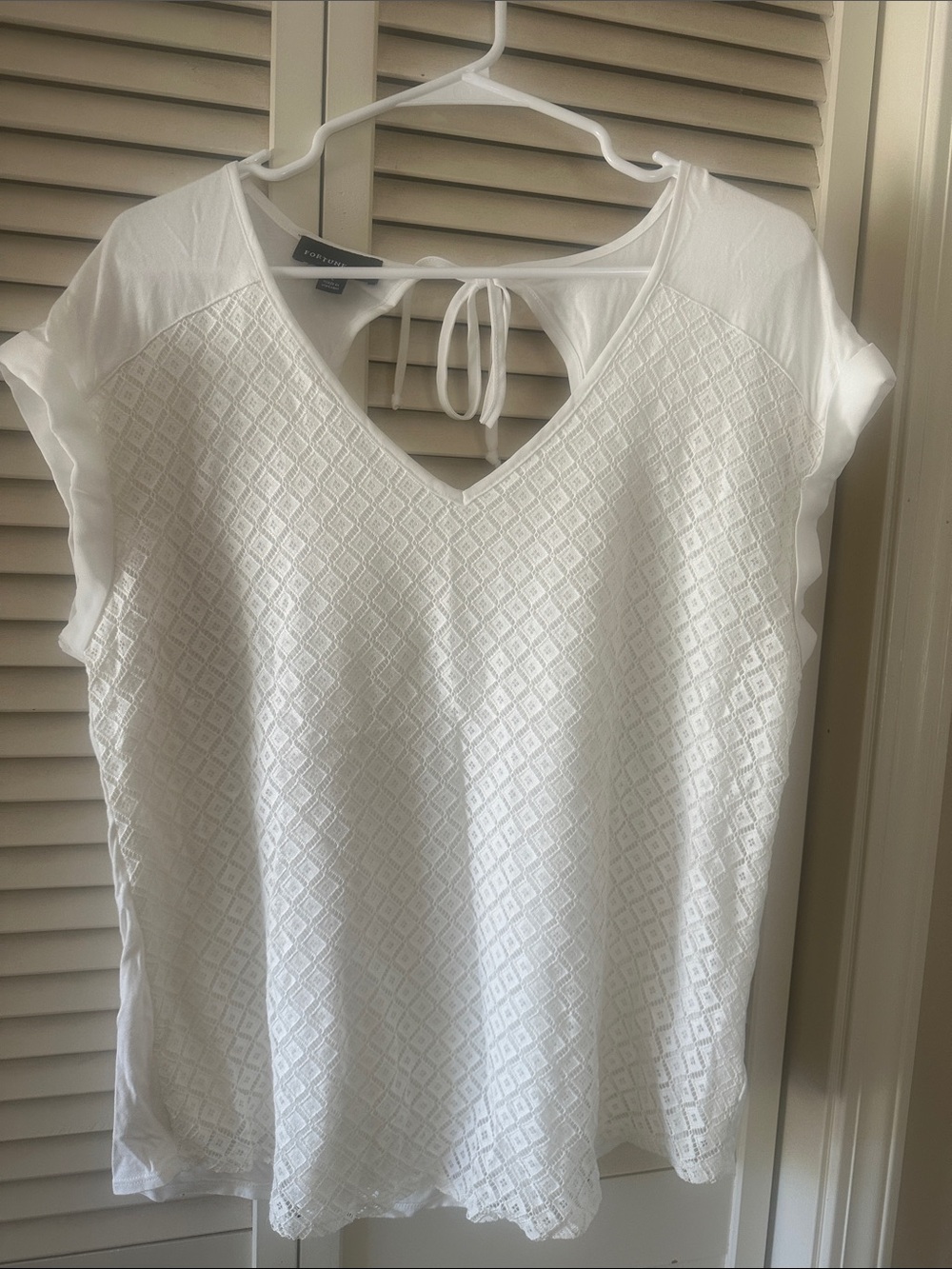 Fortune + IvyWomen's White V-Neck Textured Tie-Back Blouse